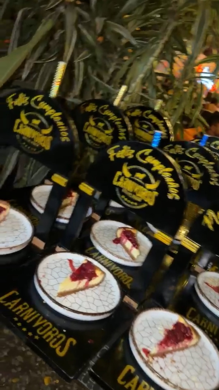 Postres con letreros de feliz cumpleaños en Carnívoros